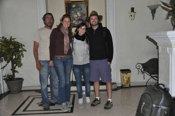 Foto de despedida dos padrinhos Rafa e Laura, no hotel Eugenia, em Quito, no Equador